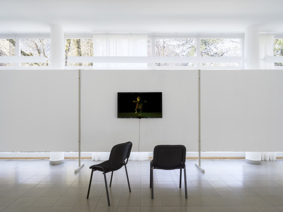 Tourism, Kunsthaus Glarus, 2021, installation view. Stuart Middleton, The Human Model, 2021, Single-channel video on monitor (color, sound) 3:37 min. Courtesy the artist. Photo: CE
