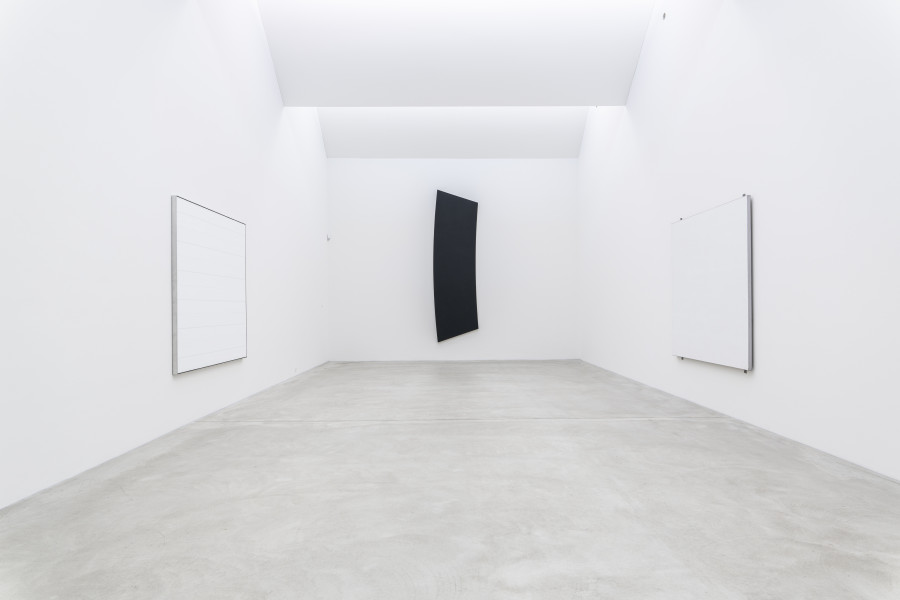 Ausstellungsansicht mit Werken von Ellsworth Kelly (1923 – 2015), Agnes Martin (1912 -2004) und Robert Ryman (1930 –2019 Manhattan). © 2024, ProLitteris, Zurich für die Werke von Anges Martin und Robert Ryman. Foto: Reto Kaufmann