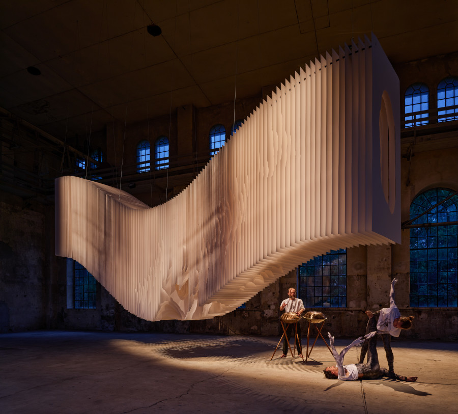 Performance „Sound Layers“ mit Tanz von Mark Nowakowski und Jonas Marx, Musik von Florian Betz. Anlässlich der Eröffnung von Angela Glajcars Ausstellung „FLASHBACK“ , Kunstraum Dornbirn 2024, Foto Günter Richard Wett, © die Künstlerin