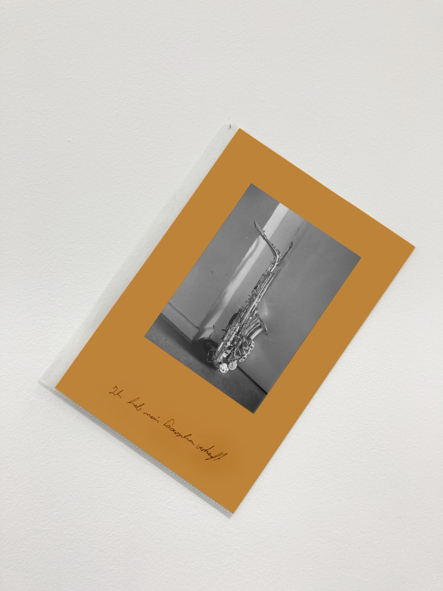 Hans-Peter Feldmann, Saxophon mit Text, 1990s, Photograph on paper, 30.5 x 22 cm