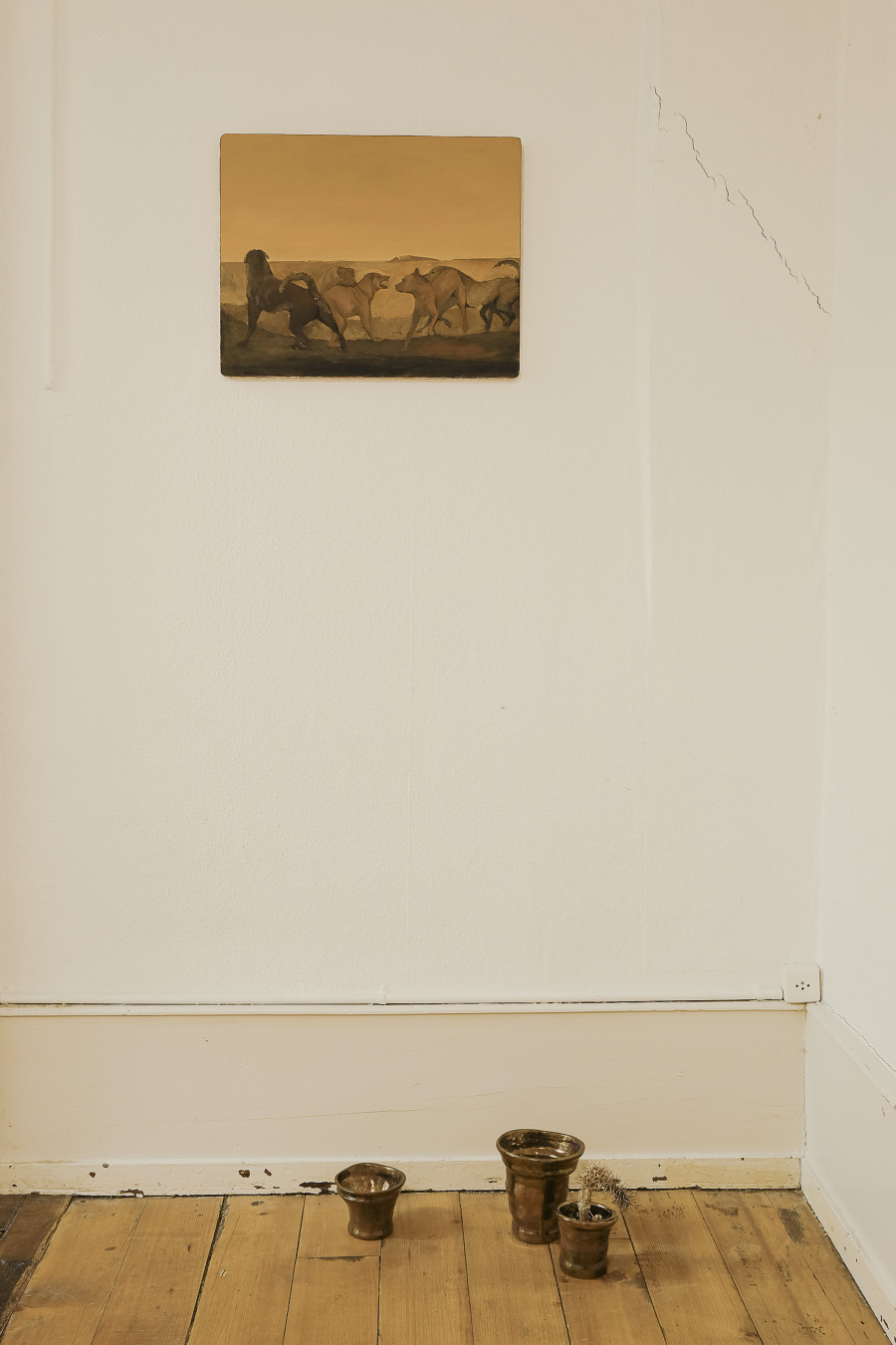 On the wall: Robert Brambora, Untitled, 2020, oil on wood, copper, 40 x 50 cm / On the floor: Untitled, 2020, ceramic, copper glaze, various dimensions. Photography: Sebastian Verdon/ all images copyright and courtesy of the artists, CAN Centre d’art Neuchâtel, Sans titre (2016).