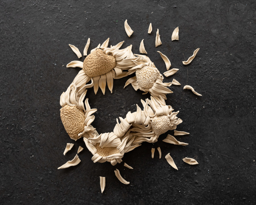 Ayla Dymterko, Vestige Vinok II, with sunflowers, 2022. Stoneware ceramic with charcoal glaze. 7 x 28 x 30 cm. Unique. Photographer: Marcel Scheible. Courtesy of the artist and VITRINE London/Basel