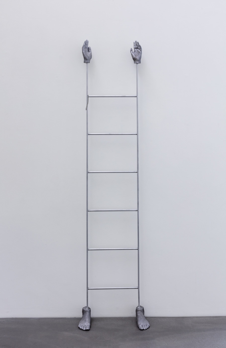 Liz Craft, Ladder (Alice), 2022, Aluminium, Armband / Aluminium, bracelet, Courtesy the artist and Neue alte Brücke, Frankfurt. Foto / photo: Stefan Rohner