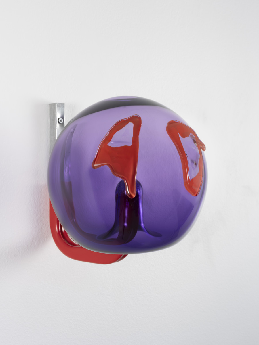 Thomas Liu Le Lann, Toys (royal style) #5, 2024, Glass, aluminium & rubber, 21,5 x 19,5 x 35 cm. Photo credit: Julien Gremaud, courtesy of Xippas and the artist