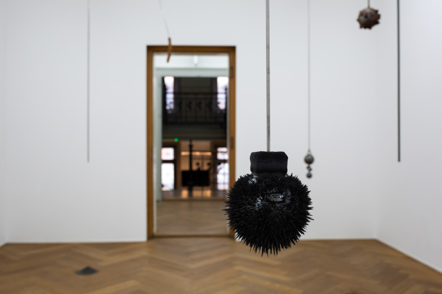 Anja Braun, Carré (Magnetskulpturen 1-9), 2020, Ausstellungsansicht Kunsthaus Langenthal, Foto: Martina Flury Witschi, Courtesy of the Artist