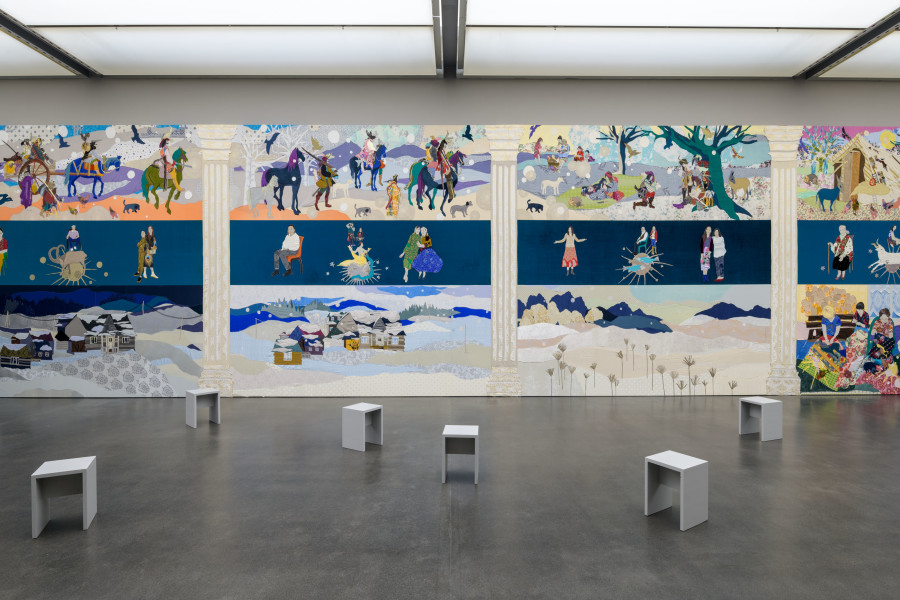 Małgorzata Mirga-Tas, Re-Enchanting the World, 2022, Stoff, Acryl und Mixed Media auf Keilrahmen, Ausstellungsansicht Małgorzata Mirga-Tas. Eine alternative Geschichte, Kunstmuseum Luzern, 2025, Courtesy of the artist. Foto: Marc Latzel