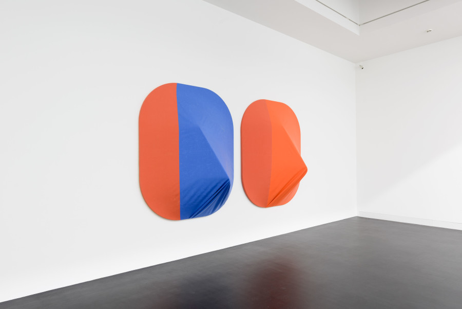 Sonia Kacem, Bruxelles, 2020/1. Wood, sunblind fabric, 240 × 200 × 85 cm. Installation view, Galerie Gregor Staiger, Zurich