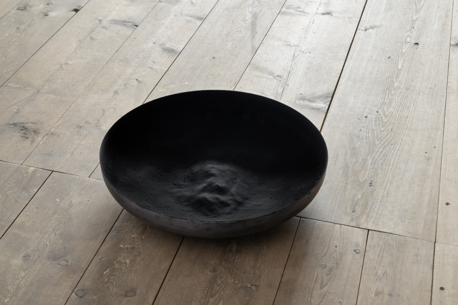 Exhibition view, Su-Mei Tse, Ashes, 2022, Glass bead sand, black pigment, steel shell, 60 x 60 x 14 cm, 1/3. Photo: Ralph Feiner, Courtesy of the artist and Galerie Tschudi