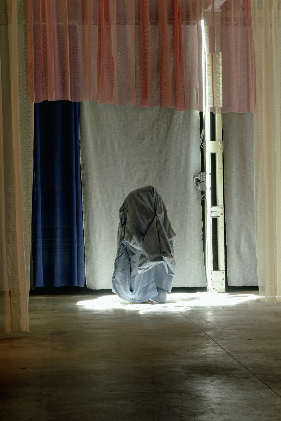 Klöntal Triennale 2024, Julie Monot, «HUT», 2024, performance with Leonore Brunner.