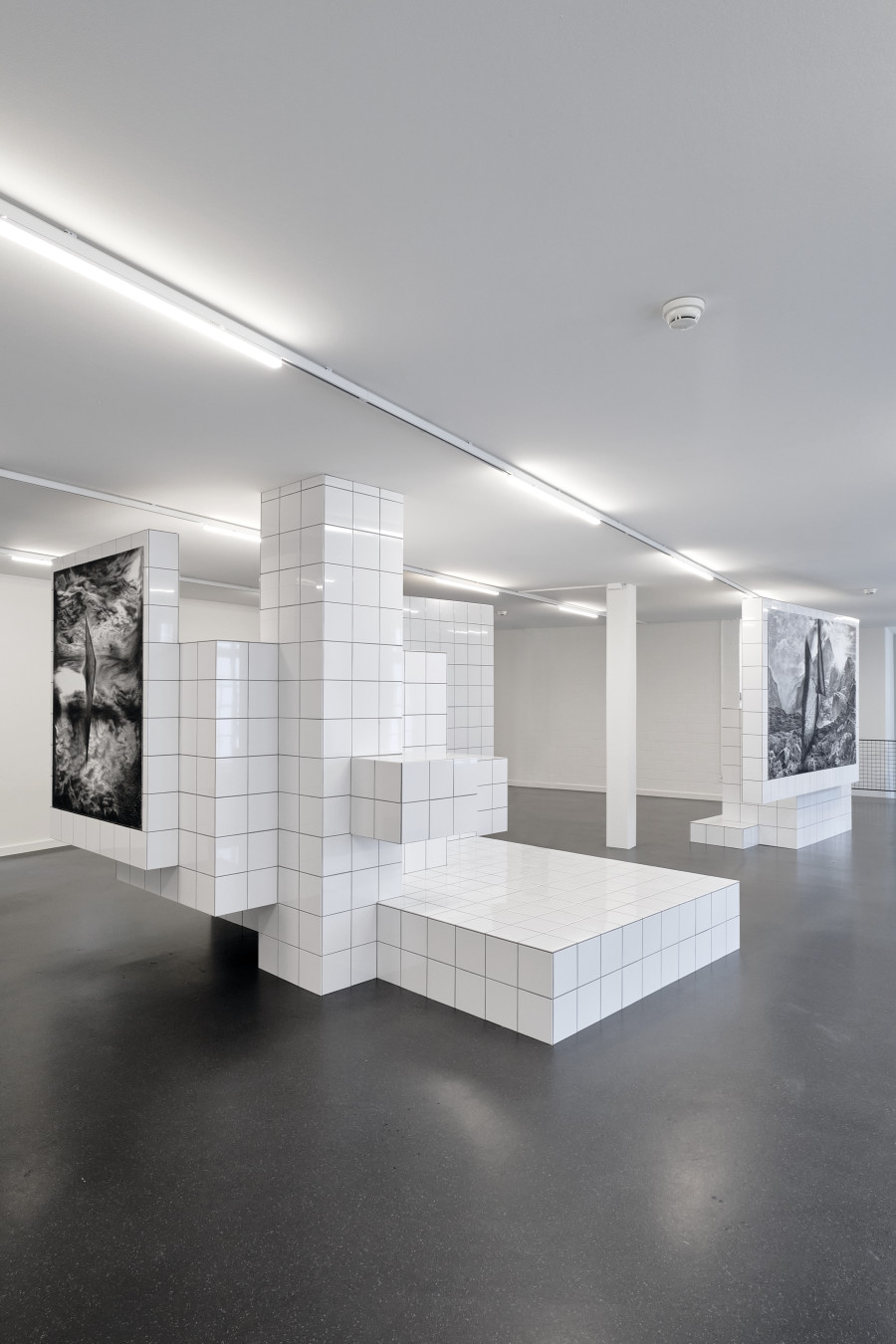 Heiko Blankenstein, «Turnover», 2023. Skulptur mit drei integrierten Zeichnungen, Holz, Keramikfliesen. Foto: Heiko Blankenstein