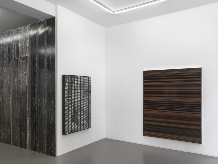 Exhibition view, Gregor Hildebrandt, Manchmal sehn ich mich nach einem fremdem Leben, Galerie Mezzanin, 2025-2026. Photo credit: Annik Wetter