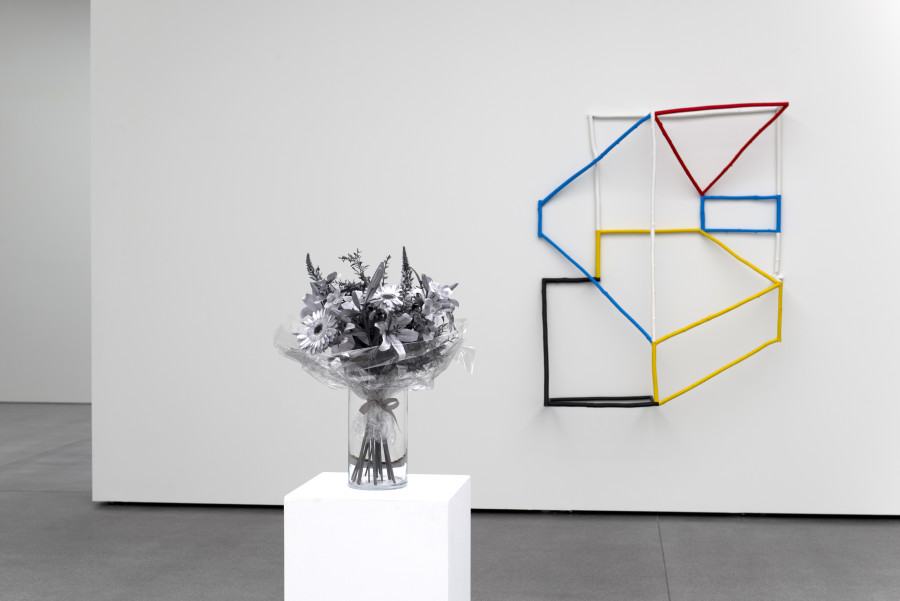 Jahresausstellung 2023 mit Werken von Dominique Feufen (links), Gianin Conrad (rechts). Photo credit: Thomas Strub