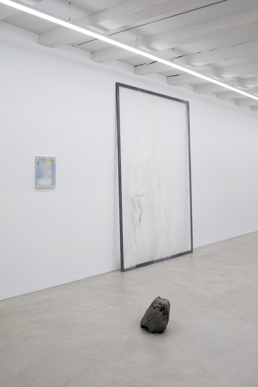 Exhibition View, Sarah Loibl, o.T. (kleines Palimpsest), Acryl, Gaze, Aluminium, 2024, Pudel mit Schlag, Acrylic, gauze, steel, magnetic tape, 2024, Daniel Tschumi, No rock unturned, Graphite powder, Stone, Sound, 2024. Photo credit: Karin Salathé