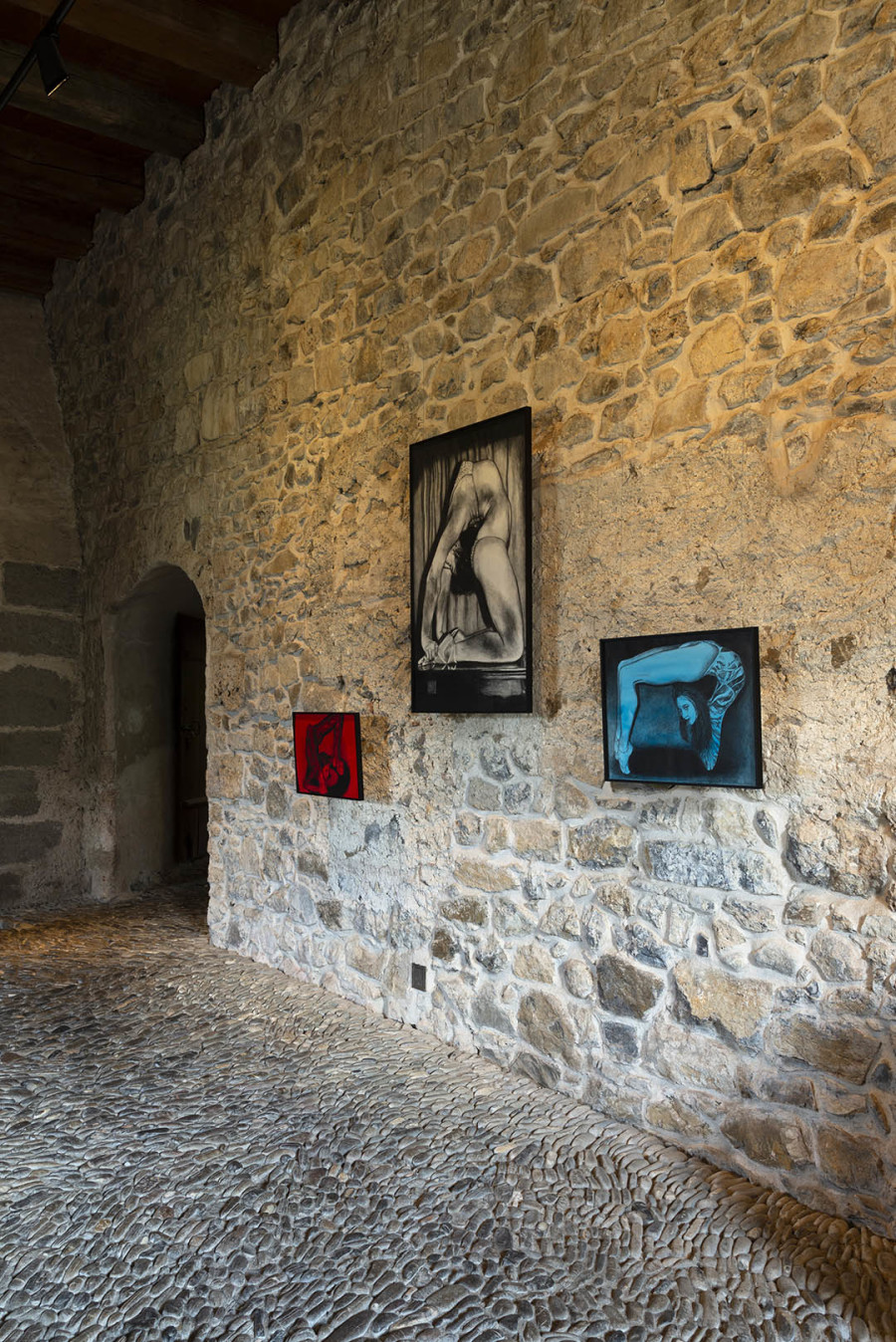 Myriam Mechita, L’or et l’azur de nos rêves empliront nos mains d’un bleu infini, Château de Gruyères, 2023. Photo: Château de Gruyères © Courtoisie de l’artiste