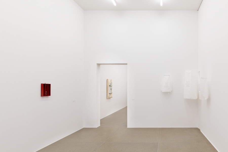 Installationsansicht Dishcomfort, 24.5. –24.8.2025, Aargauer Kunsthaus. Doris Stauffer (1934–2017), Kulturrevolution, 1963/1964, Schneewittchen und die acht Geisslein, 1966, Aargauer Kunsthaus Aarau / Schenkung Doris Stauffer. © Nachlass Doris Stauffer. Andrea Sommer (*1994), On threads, 2024. © Andrea Sommer. Foto: Luca Klett, Zürich