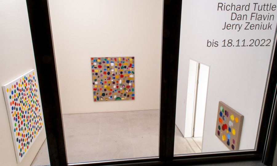 Installation view, Dan Flavin - Richard Tuttle - Jerry Zeniuk, Annemarie Verna Galerie, 2022. Photo credit: AVG