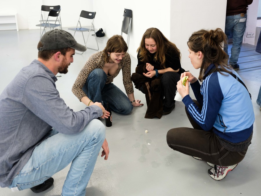 Interstices, performances, Annaïk Lou Pitteloud, Improving the Odds, 2022. CAN Centre d’art Neuchâtel, 2024. Photography: Sebastian Verdon / all images copyright and courtesy of the artists and CAN Centre d’art Neuchâtel.