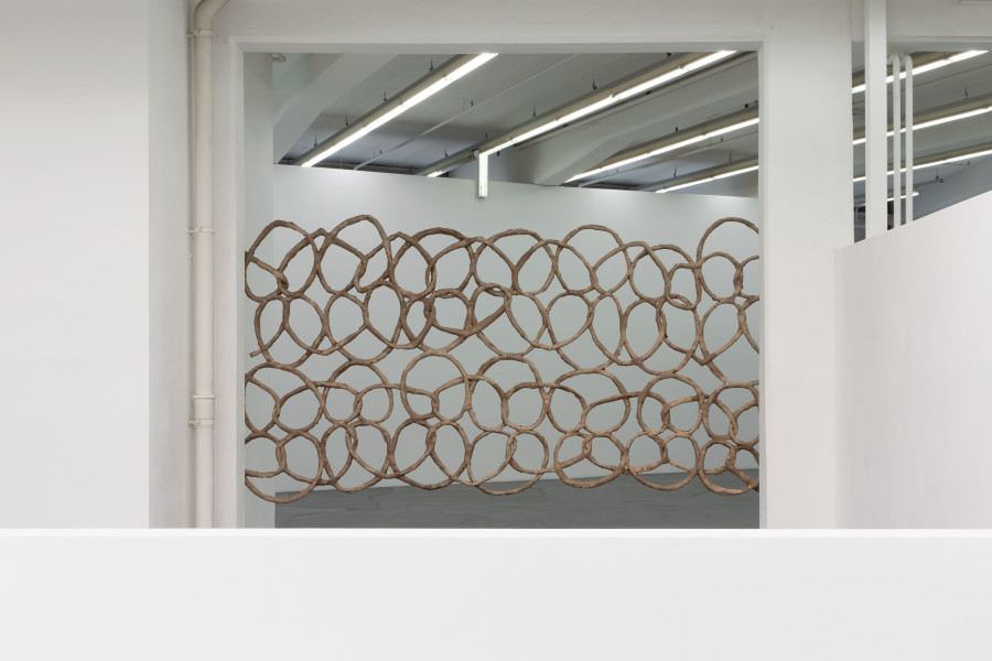 Jacob Ott, B7, 2020, Papier, Draht, Dispersion, 260 x 400 x 6 cm. Ausstellungsansicht / Installation view Kunsthaus Baselland 2020. Foto / Photo: Gina Folly