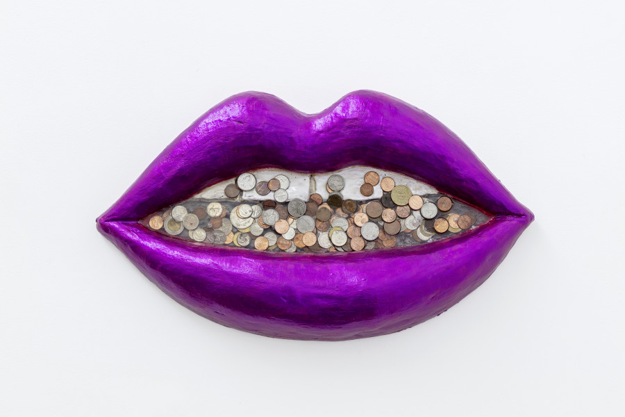 Liz Craft, Money Lips, 2019, Keramik, Münzen / Ceramic, coins; 56 x 30 x 9 cm, Collection Swana Mourgue d'Algue. Foto / photo: Stefan Rohner