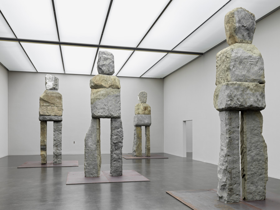 Ugo Rondinone, figures, 2023. Blaustein, Stahl, Beton, Ausstellungsansicht Cry Me a River, Kunstmuseum Luzern, 2024. Foto: Stefan Altenburger