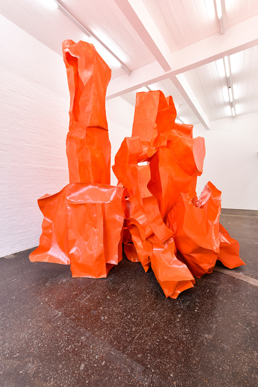 Simone Holliger, Skulptur (neu verhandelt), 2020. Courtesy: the artist; Gallery Nicolas Krupp, Basel. Photo: Kunst Halle Sankt Gallen, Sebastian Schaub