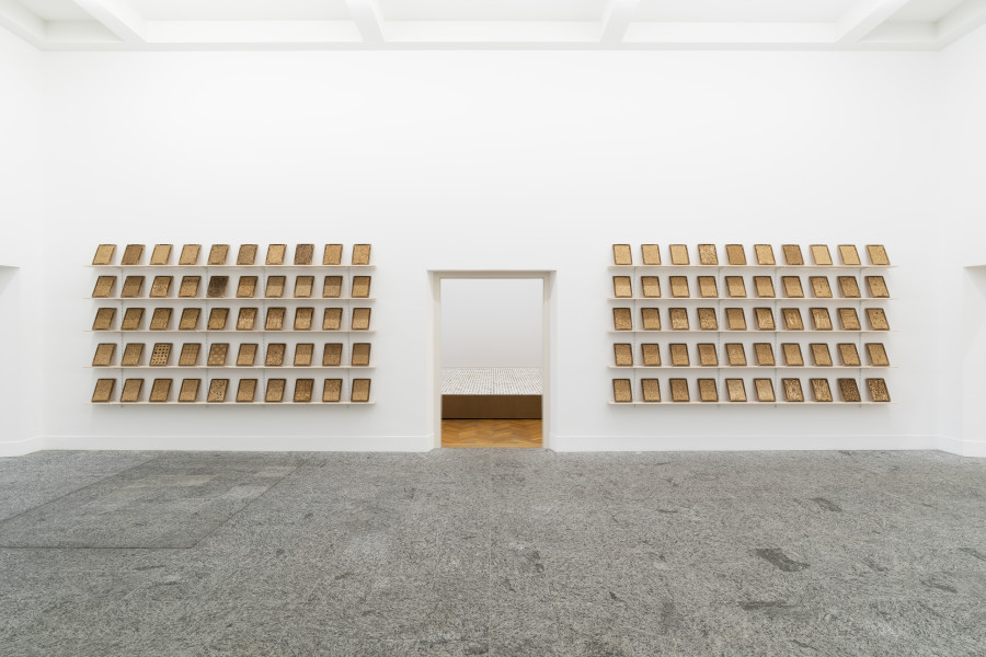 Jean-Frédéric Schnyder, das Eine, 2014–2020, 107 Spanplatten aus Schnitzabfall / Chipboards from wood waste. Courtesy Eva Presenhuber Zürich / New York. Photo: Gunnar Meier