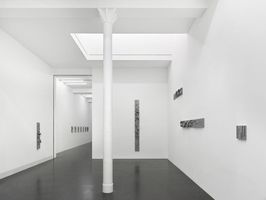 Installation view, Isabelle Cornaro, Galerie Francesca Pia, Zurich, 2021. Photo: Annik Wetter