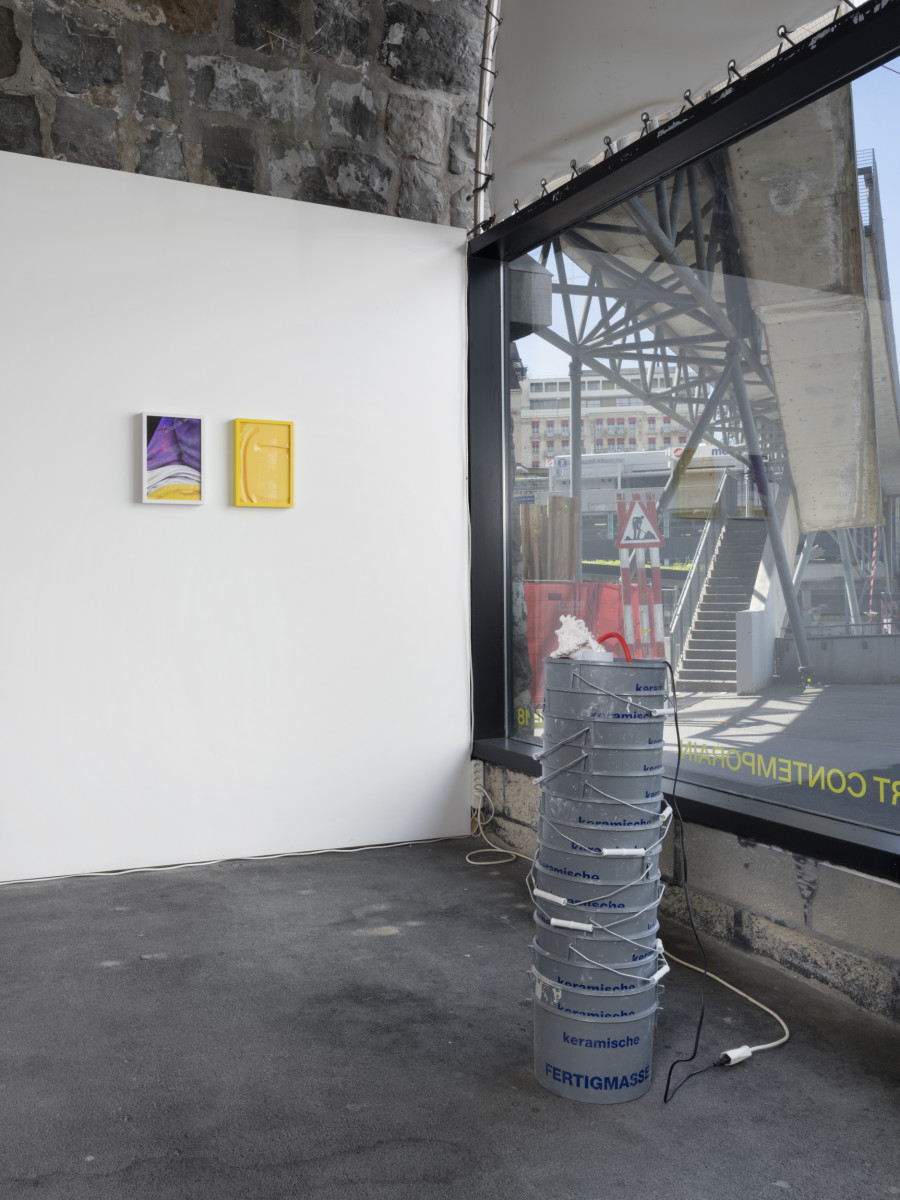 Installation view, Vanessa Safavi, WAVES IN THE CLOSET, Tunnel Tunnel, Lausanne, 2025. Photo credit: Julien Gremaud
