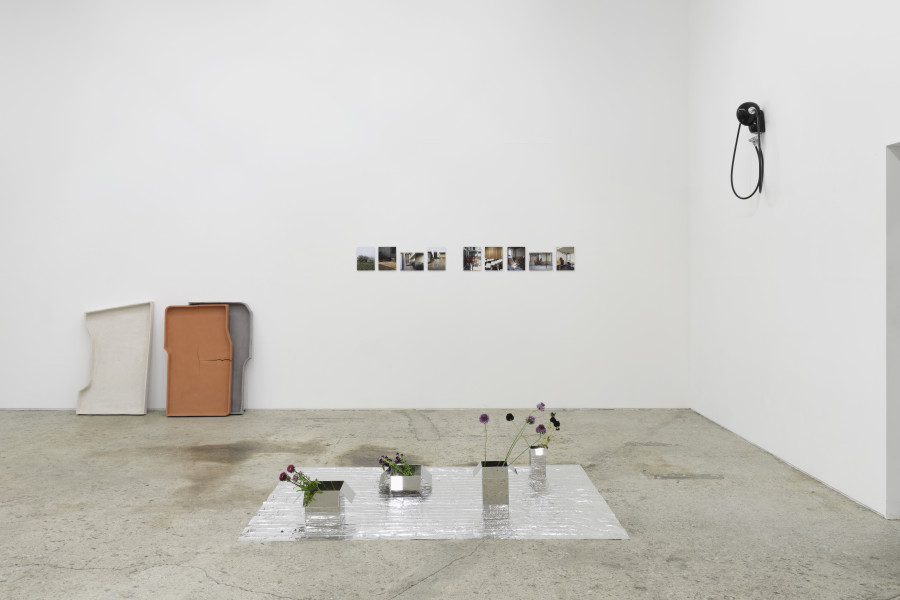 Exhibition view, «der zweibeinige Stuhl», 2023, Galerie Mark Müller