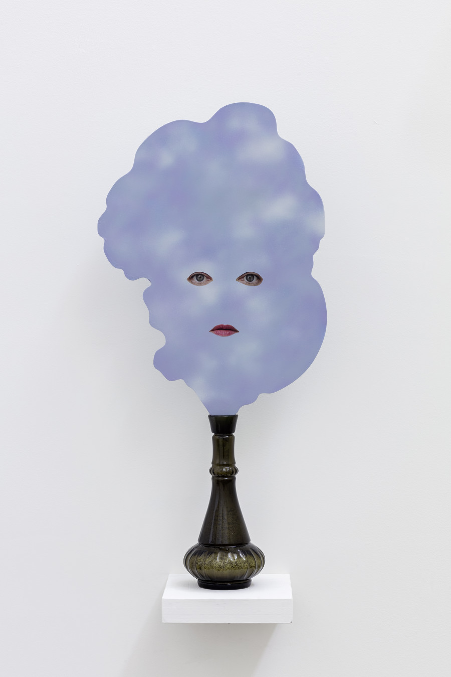 Liz Craft, 4 Clouds with Bottles, 2023, Glas, Sand, Spiegel, Farbe, Digitaldruck / Glass, sand, mirror, paint, digital print, Courtesy the artist. Foto / photo: Stefan Rohner
