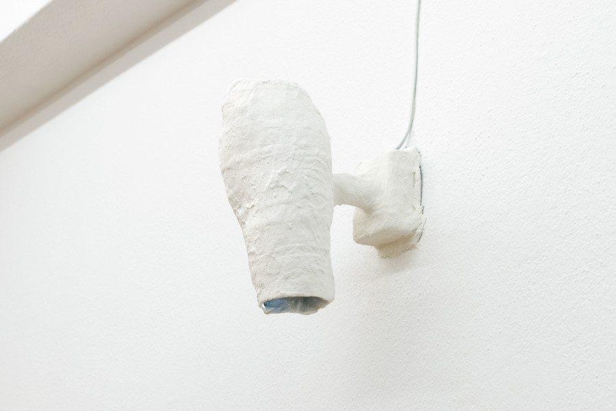 Shirin Yousefi, Sans Rayures, 2021, Projector, metal, and plaster, 34 × 30 × 15 cm