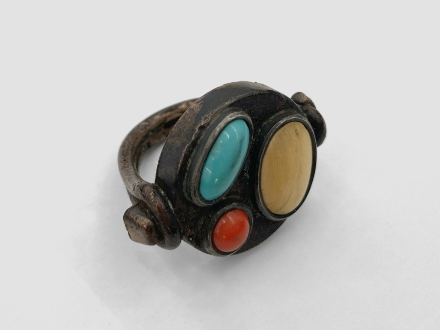 Bernhard Schobinger, Insect Ring, 1993, Ring made of Shakudo (traditional Japanese metal alloy), turquoise, coral, horn, 2.6 x 3.2 x 2.2 cm, Ring size 15, inner ⌀ 1.7 cm