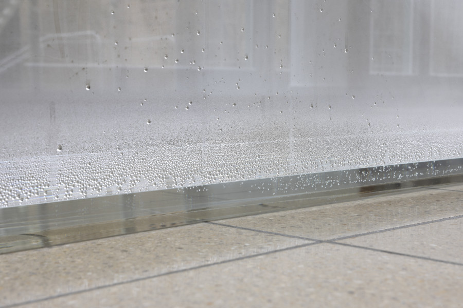 Megan Francis Sullivan, Study of Condensation Wall, Hans Haacke, 1963–66 and 2013, Collection Museum Ludwig, Cologne, detail, 2024. Plexiglass, distilled water, 165 x 38 x 165 cm. Megan Francis Sullivan, Wolkenstudie, installation view, Kunsthaus Glarus, 2024. Photo: Gina Folly. Courtesy of the artist.