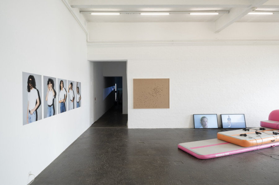 Alexandra Bachzetsis, «Notebook», exhibition view, 2023. Photo: Kunst Halle Sankt Gallen, E. Sommer. Courtesy: the artist. Courtesy: Experimenter, Karma International, kurimanzutto, Meyer Riegger.