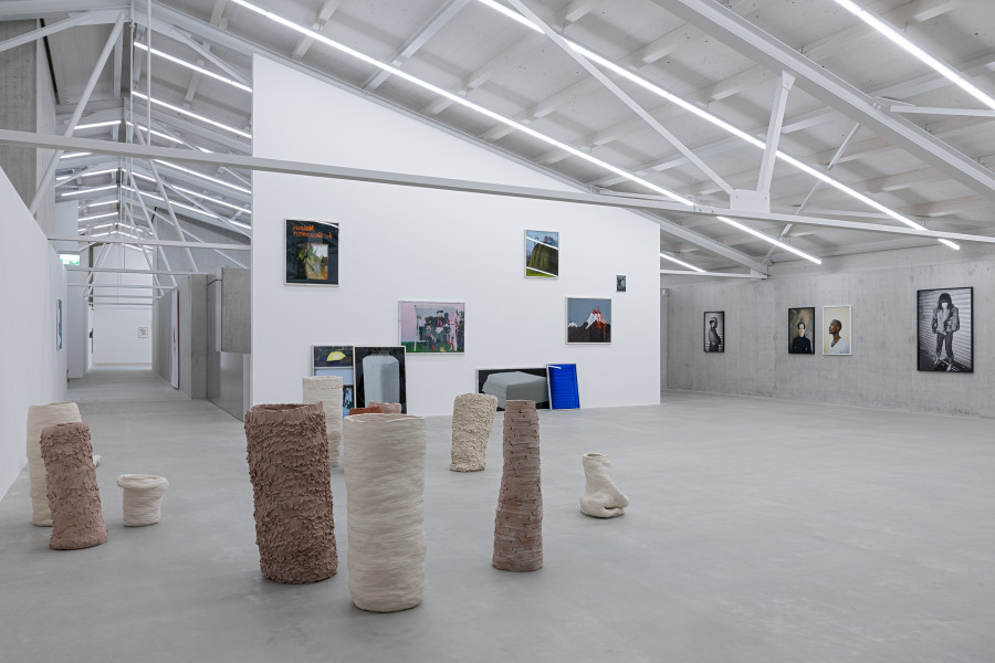 Regionale 26 mit Arbeiten von Karin Kurzmeyer, Daniel Karrer und Georg Gatsas. Ausstellungsansicht Kunsthaus Baselland 2025. Foto: Gina Folly