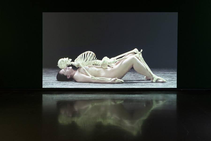 Marina Abramović. Retrospective. Nude with Skeleton, 2002/2005. Installation view Kunsthaus Zürich, 2024. Photo: Franca Candrian, Kunsthaus Zürich, Works: © Courtesy of the Marina Abramović Archives / 2024, ProLitteris, Zürich