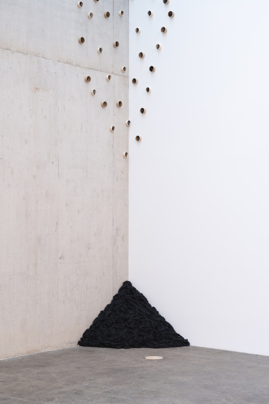 Eva Lootz, Orejas de pelo, 1976 / 2024. Esquina de lana, 2024. Courtesy the artist. Ausstellungsansicht / Installation view Kunsthaus Baselland 2025. Foto / Photo: Finn Curry