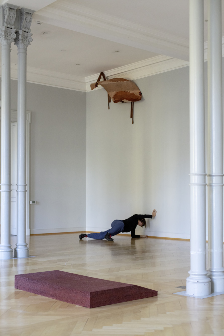 Cally Spooner, An Exchangeable Solo Built From The Knowledge Of Two Non-Exchangeable Groups, 2016 / 2021, Solo Tänzerin, neun choreographische Sequenzen Performt von Magdalyne Segale (*1991, US), Courtesy gb agency, Paris, Foto: Stefan Rohner