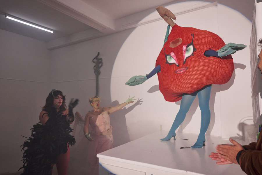 Rebecca Solari, POGO NEL BRODO, Performance ft. Marlène Charpentié and Rozy Tergemina Sapelkine, KRONE COURONNE, 2025. Credit photo: © Séraphine Sallin-Mason