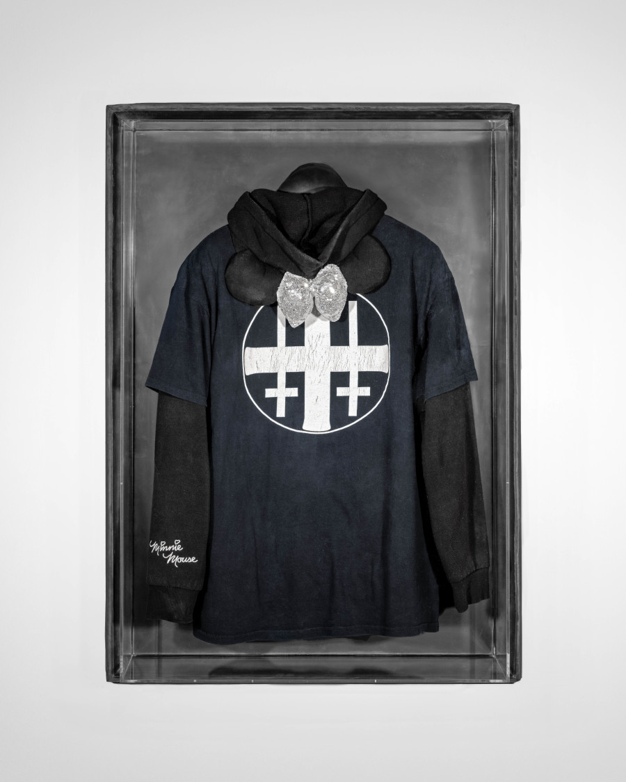 Julian-Jakob Kneer, FANATIC (7), 2025, Archival Deathlike Silence Productions t-shirt, Minnie Mouse hoodie,
cast rubber and acrylic glas vitrine, 106 x 76 x 22 cm. Courtesy the artist and Blue Velvet, Zurich. Exhibition views by Andrea Luca Ammann.