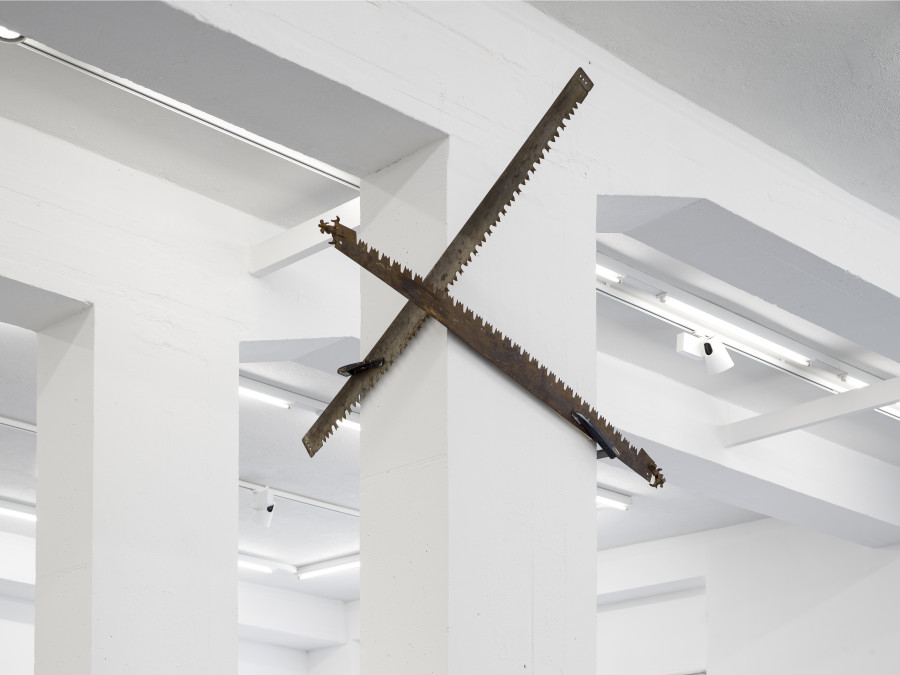 Bernhard Schobinger, Sägen in der Höhe, 2024, Saw blades, bar clamps, approx. 100 x 150 x 140 cm