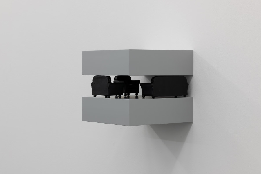 Dominic Michel, TV, 2021, Aluminium, Miniatur Leder-Interieur, 29 x 32 x 32 cm. Courtesy Dominic Michel. Foto: ullmann.photography