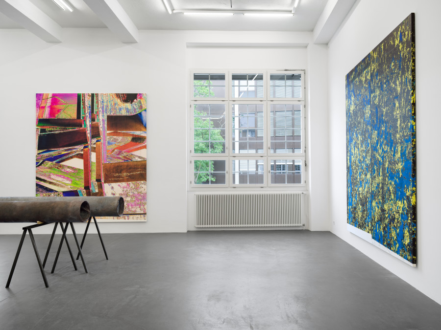 Wade Guyton, Untitled, 2025, Epson UltraChrome PRO inkjet on linen, 325 x 275 cm; Untitled, 2024, Cast bronze and aluminum, 35 x 369 x 34 cm; 31.9 x 316.9 x 32.1 cm. Installation view, Galerie Francesca Pia, Zurich 2025. Photo: Cedric Mussano