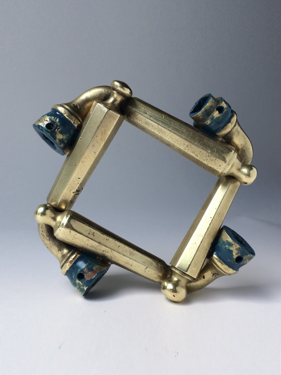 Bernhard Schobinger, Rotierendes Quadrat / Rotating Square, 2020, Arm cuff made of antique brass door handles, lapis lazuli pigment, 11 x 12 x 2 cm, inner ⌀ 7 cm