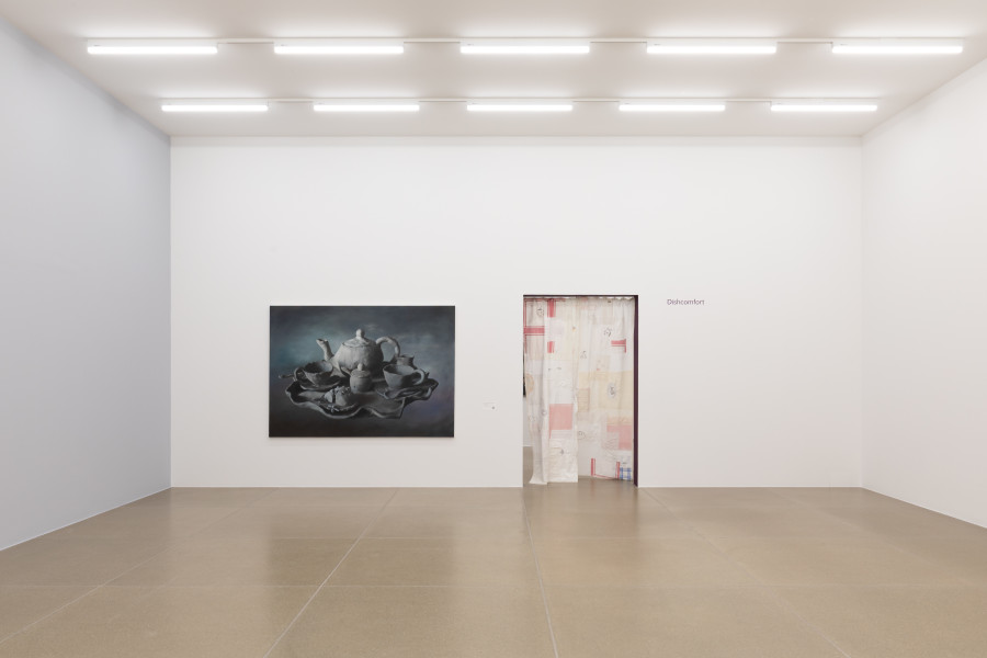 Installationsansicht Dishcomfort, 24.5. –24.8.2025, Aargauer Kunsthaus. Francisco Sierra (*1977), The Universe, 2008, Aargauer Kunsthaus. © Francisco Sierra. Vorhang by NOF4 collective. Foto: Luca Klett, Zürich