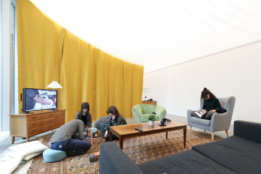 Installationsansicht Dishcomfort, 24.5. –24.8.2025, Aargauer Kunsthaus, Comfort Room by NOF4 collective. Foto: Luca Klett, Zürich