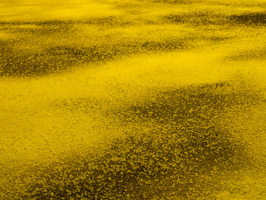 Exhibition View Duo Show Pauline Cordier & Rahel Oberhummer « Ce qui nous échappe » at Espace ContreContre, Saint-Maurice, 2026 / Photo: ©Etienne Malapert / Courtesy: The artists & EspaceContreContre. Devenir trace, Silica gravel, quartz powder and sand on linoleum, Site-specific installation: 650 × 1350 × 0.5 cm, 2026
