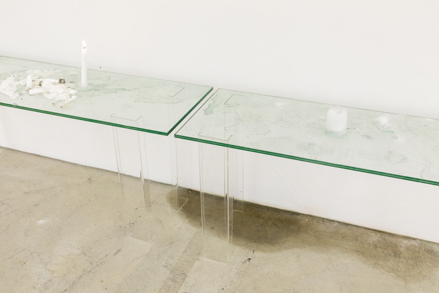 Detail view, Amélie Bodenmann, Slipstream, glass tables, ice (waterglas, beer bottle, candleholder, ashtray, chair) Installation variable, 2024. Photo credit: Nina Rieben ©