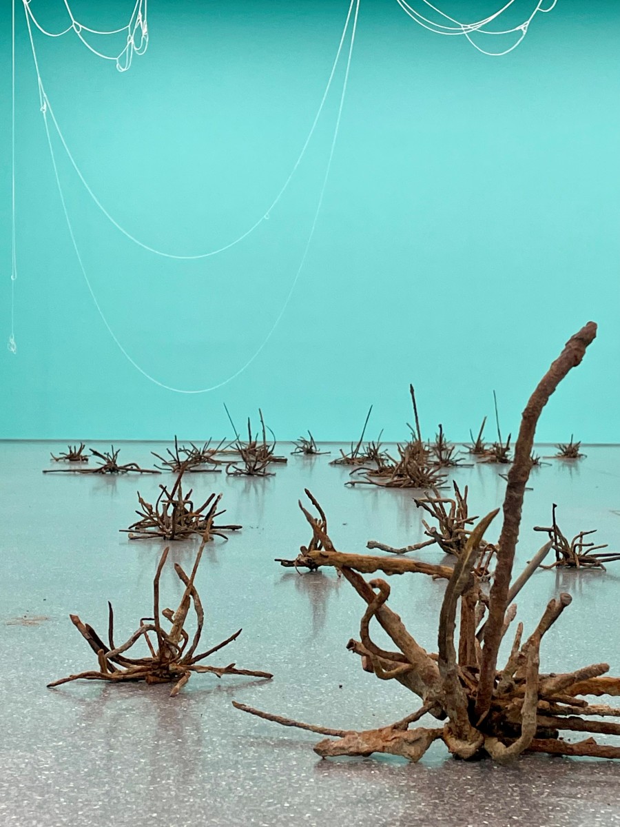 Franziska Furter, Making Waves, 2023, Glasperlen, Nylon, rostige Nägel, Magnete, Bündner Kunstmuseum Chur, Labor Im Besitz der Künstlerin