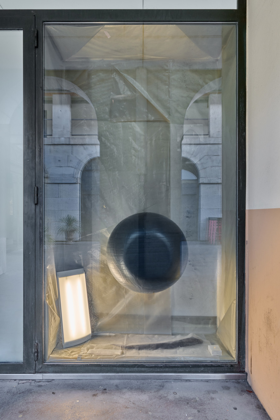 Lyna Azwaw, Miss carry the edge (vitrine)., 2025 ©Thomas Maisonnasse | Halle Nord 2026